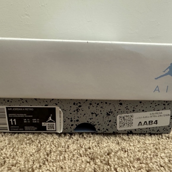 Jordan 4 University blue main image 7